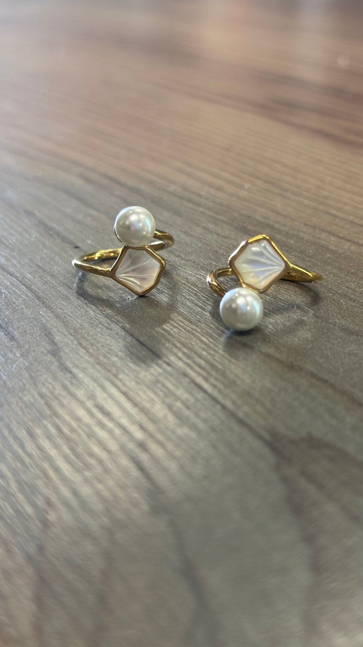 18k PVD Pearl Shell Ring